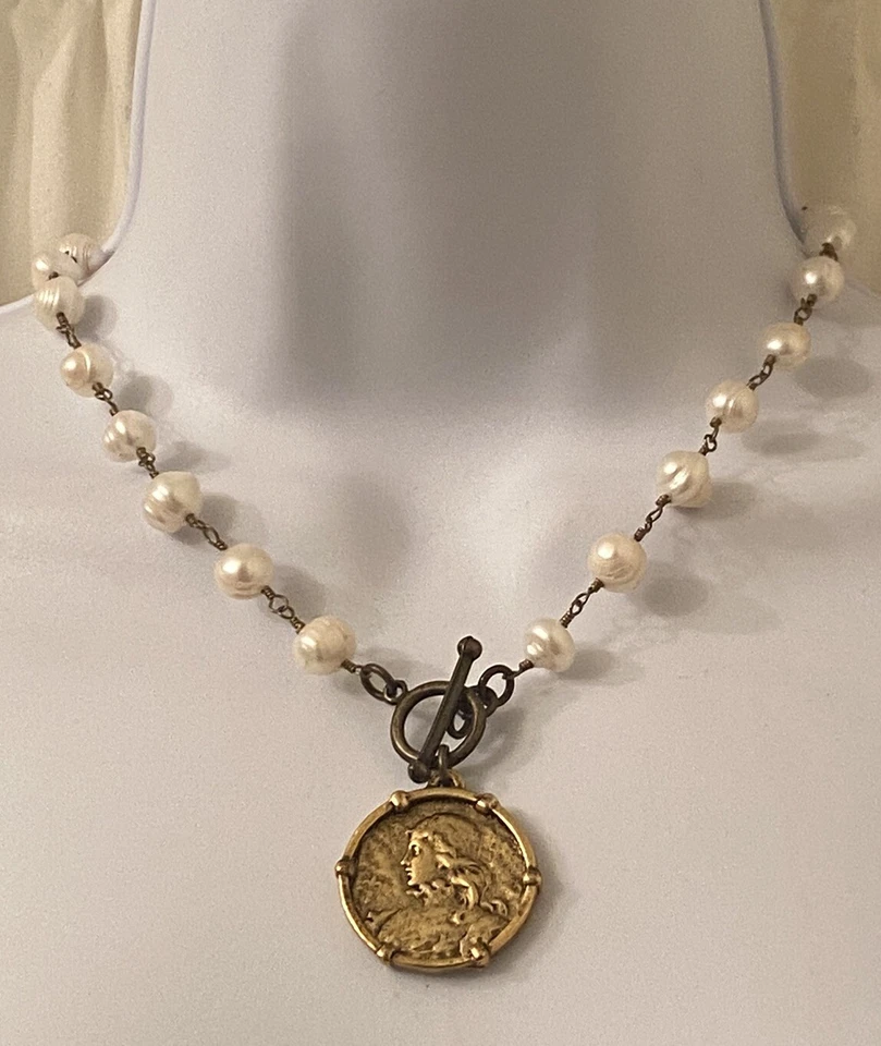 Collar de perlas colgante reversible medallón moneda chapado en oro Santa Juana del Arca Foto 3 de 4