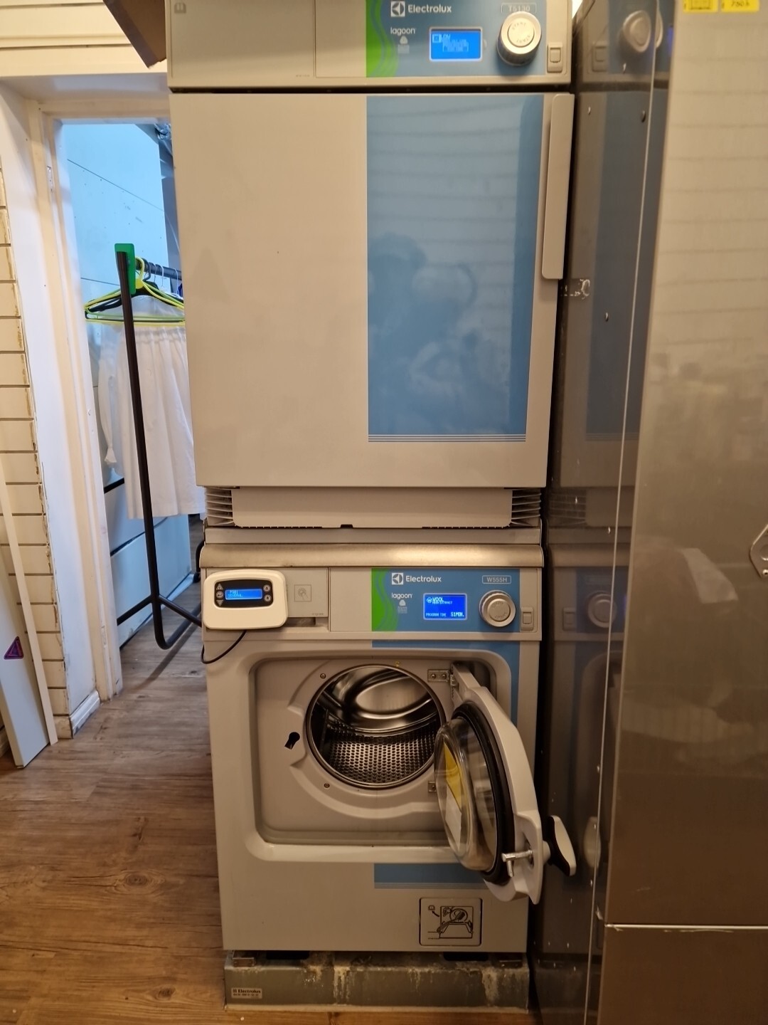 COMMERCIAL WASHING MACHINE / DRYER ELECTROLUX WET CLEANING STACKER MACHINE 