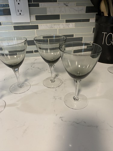 Beautiful Set Of 4 Smoked Gray Clear Stemmed Wine Glasses - Picture 3 of 6