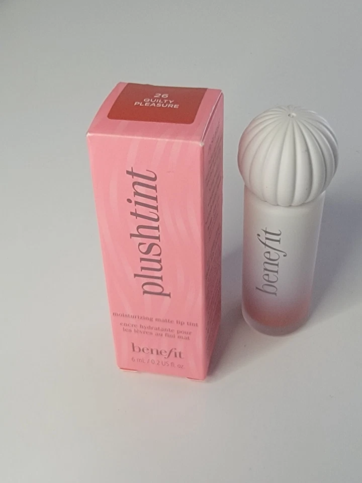Tinte labial mate hidratante PlushTint Benefit Cosmetics - 26 Quilty Pleasure Foto 3 de 4