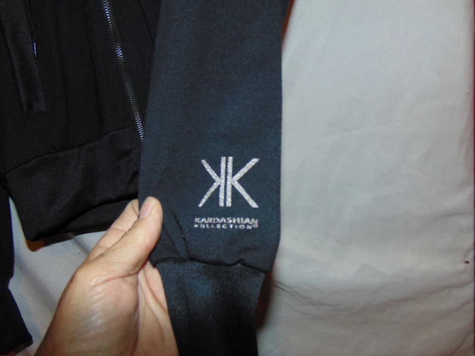 CHAQUETA CON CAPUCHA KIM KARDASHIAN COLLECTION NEGRA CREMALLERA MUJER XS Tachonada Nueva con etiquetas $58. Foto 3 de 4