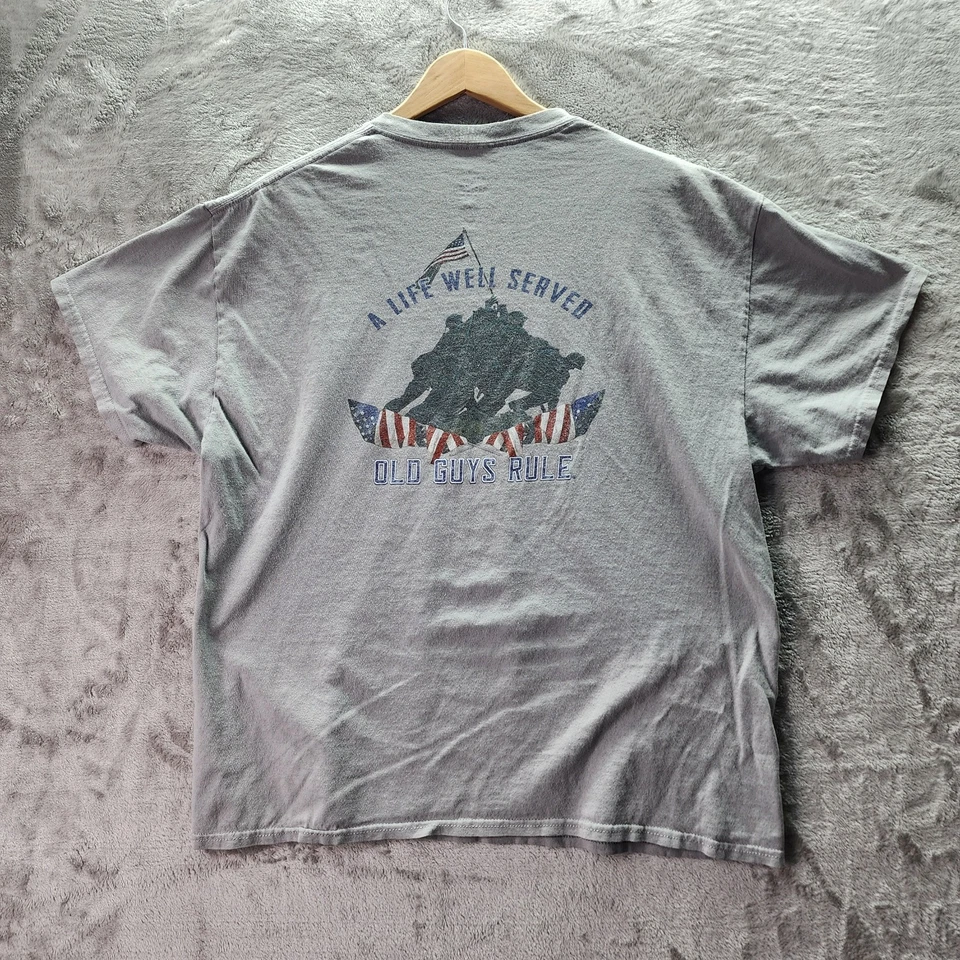 Camiseta Gráfica Old Guys Rule A Life Veteranos Bien Servidos XL Gris Bandera Patriótica de EE. UU. Foto 3 de 4