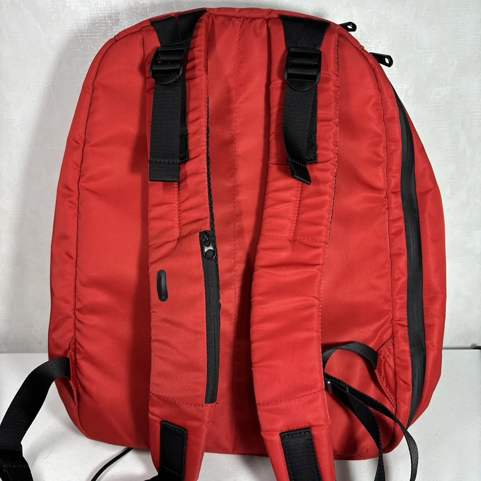 Mochila unisex con compartimento para computadora con logotipo rojo Lacoste Foto 4 de 4