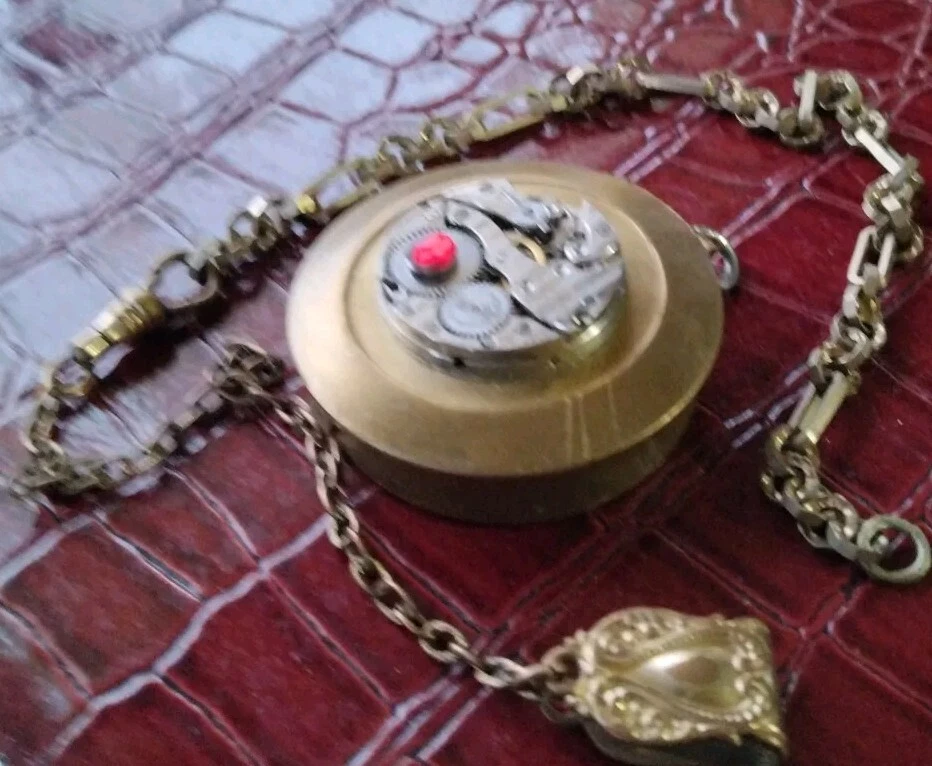 ÚNICO Antiguo Reloj Gruen Engranajes Adorno Llavero Caja Reloj 2 Cadenas Steampunk Potter Foto 3 de 4
