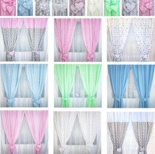 Vorhänge mit Herzchen für