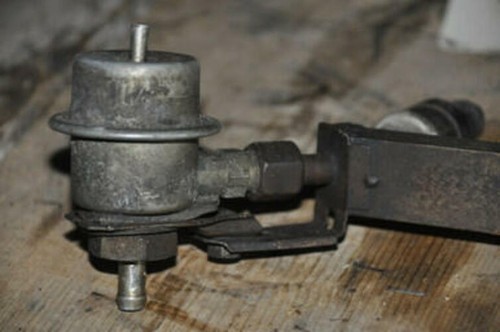 1) DD BMW 13531274550 OEM (USED) FUEL RAIL WITH REGULATOR & INJECTORS M20 1981 - Picture 5 of 23