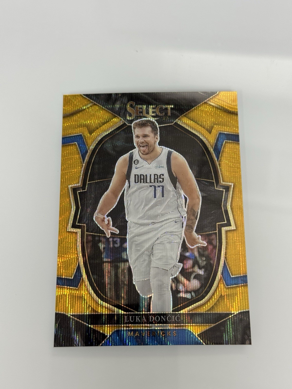 GOLD WAVE PRIZM/10 2022-23 Panini Select #51 Luka Doncic Mavericks