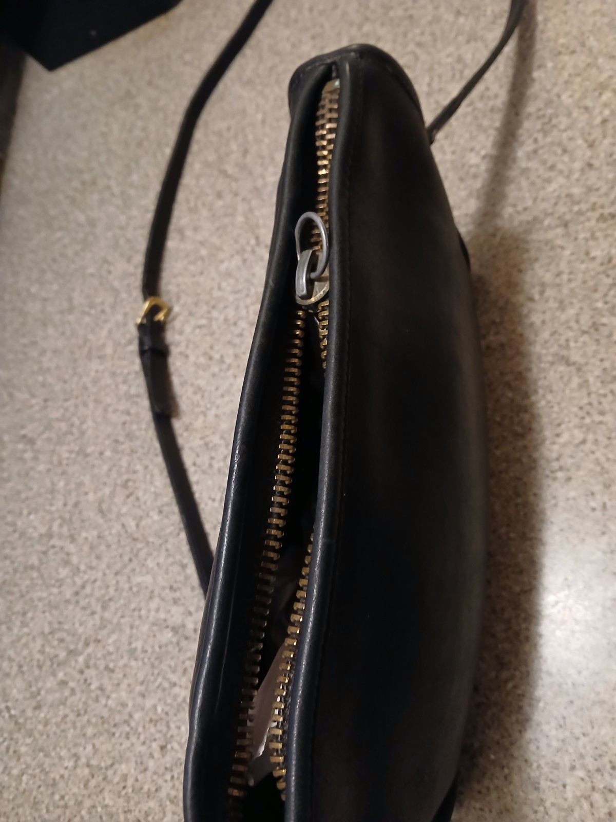 Vintage COACH BASIC BAG Black Leather Crossbody Z… - image 5