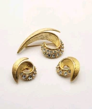 Vintage Emmons Goldtone Swirl Ribbon Brooch And Earrings