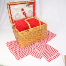Picnic Basket 2 wine glasses, cork screw, cheese board & knife, napkins 13.5x9.5
