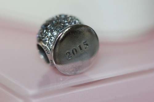 NIB PANDORA 2015 BLACK FRIDAY LE WONDERLAND CHARM USB794200 CAJA RETIRADA $75 - Imagen 4 de 7