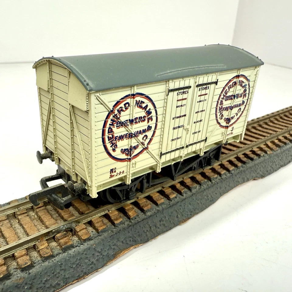 OO Scale Mainline Railways 12 Ton Ventilated Van #3 Shepherd Neame Brewers 37413 - Image 2 of 4