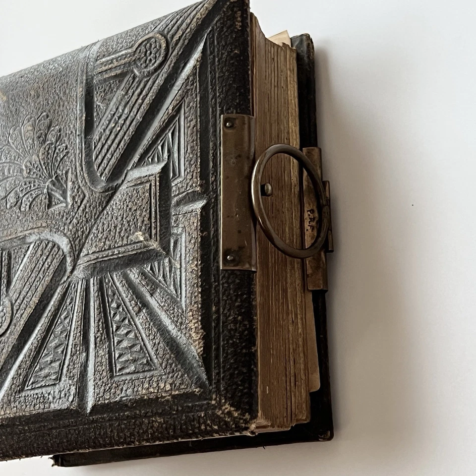 Antiguo álbum de fotos CDV tipo tinte cuero ornamentado en relieve Foto 2 de 4