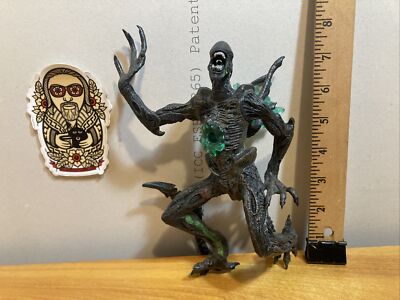 rare FIGURE from Alien vs Predator AVP The Ultimate Showdown DVD Collector's Set