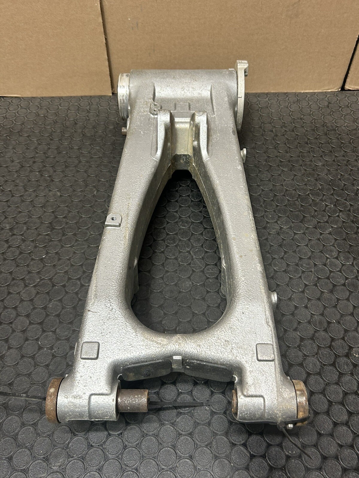 9904 HONDA TRX400EX OEM REAR SUSPENSION SWINGARM AXLE CARRIER 🔥