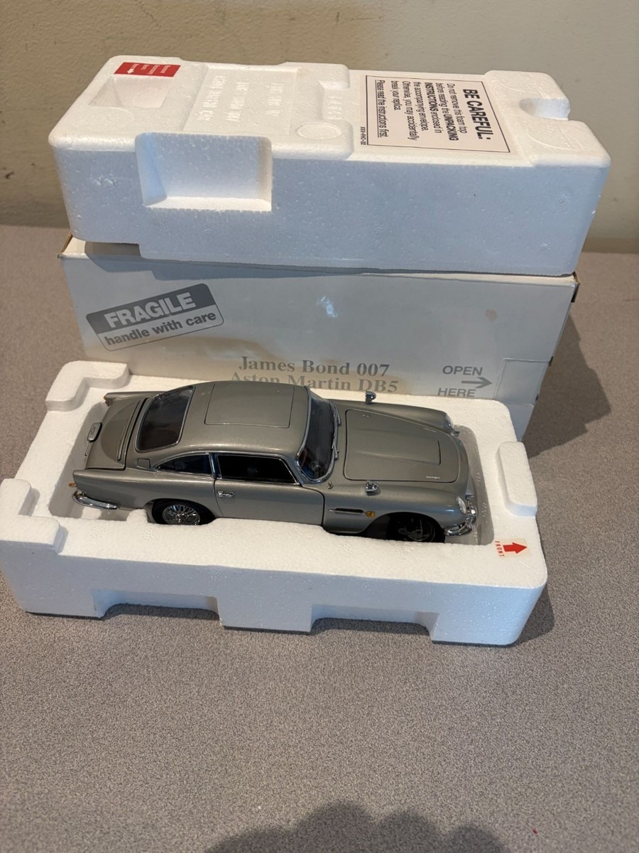 Franklin Mint James Bond 007 Aston Martin DB5 1:24 Diecast Model