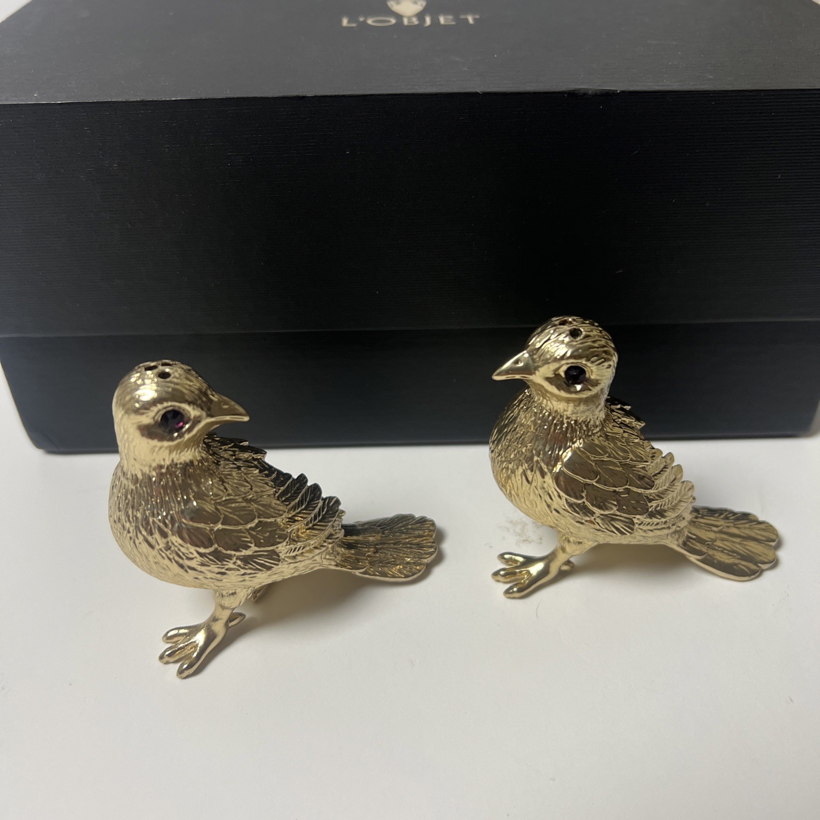 L'objet Goldtone Birds Pigeon Purple Eyes Salt & Pepper Shakers New In Box