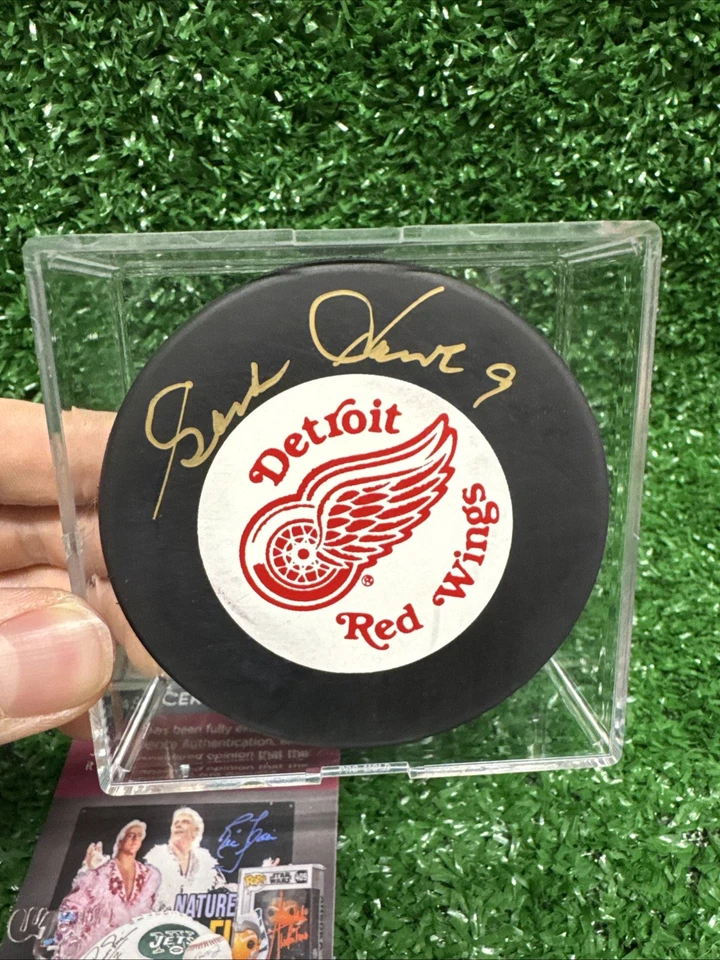 Detroit Red Wings Gordie Howe Signed Puck JSA COA W/ Display Case HOF #9 B - Image 2 of 4