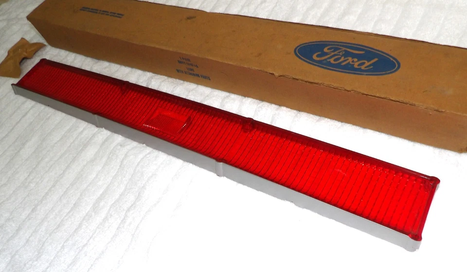 1969 Lincoln Continental Sedan Coupe NOS LH REAR TAIL LAMP LIGHT LENS - Image 3 of 4