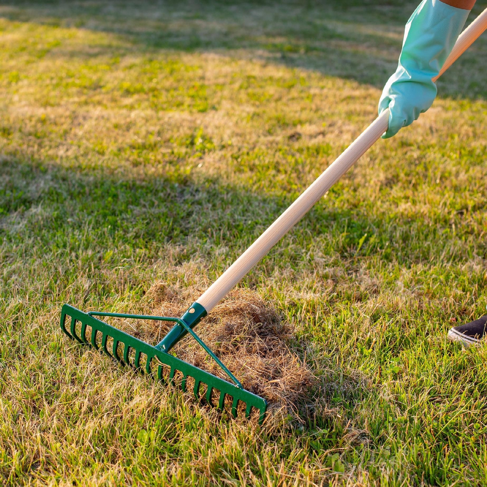 KADAX Rechen, breite Harke für Garten, Rasenrechen aus Metall, 18