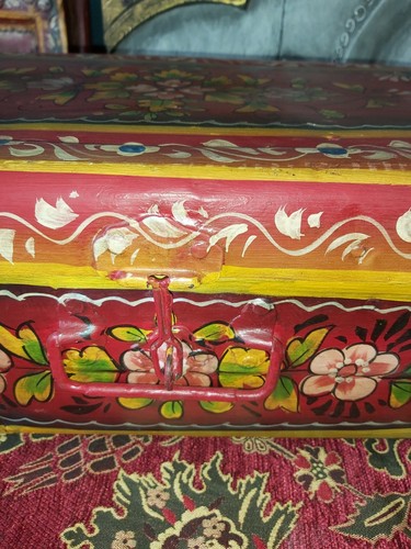 SMALL INDIAN VINTAGE HAND PAINTED IRON STORAGE TRUNK/TABLE/DISPLAY - Picture 7 of 22
