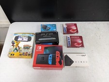 Wiele różnych pustych pustych pudełek na konsole