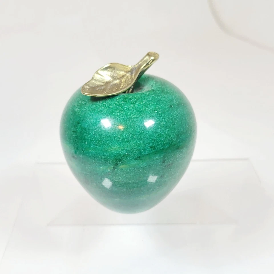 Antigua manzana verde mármol, fruta de piedra verde, manzana con tallo dorado, mediados de siglo Foto 3 de 4