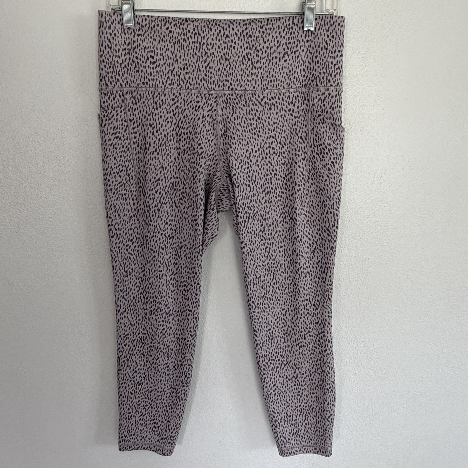 Athleta Leggings Salutation Stash Pocket II 7/8 Tight Legging Black Ivory Large