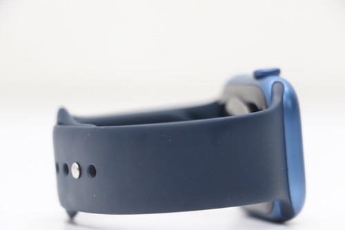Apple Watch Series 7 A2477 45mm Aluminum Blue w/ Blue Band *Read* - Photo 4 sur 6