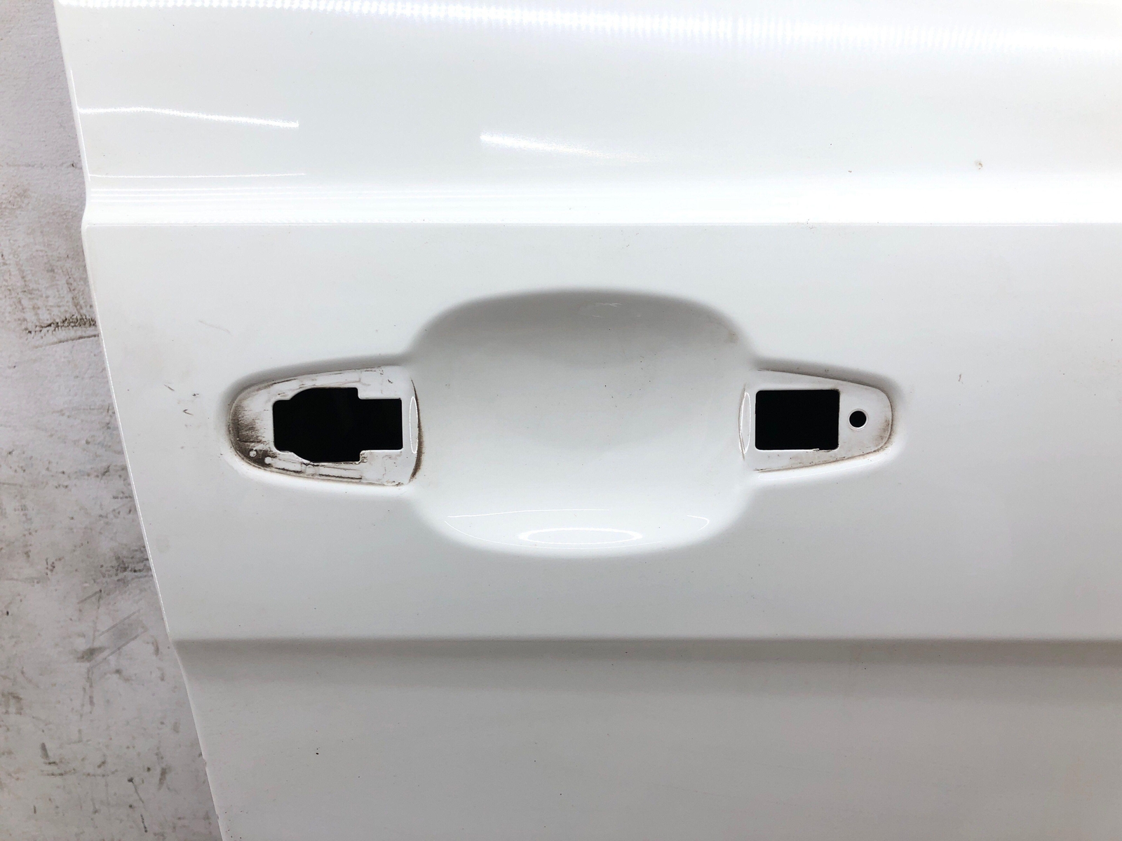 2016-2020 BENTLEY BENTAYGA FRONT RIGHT DOOR SHELL W/O GLASS/HANDLE GLACIER WHITE