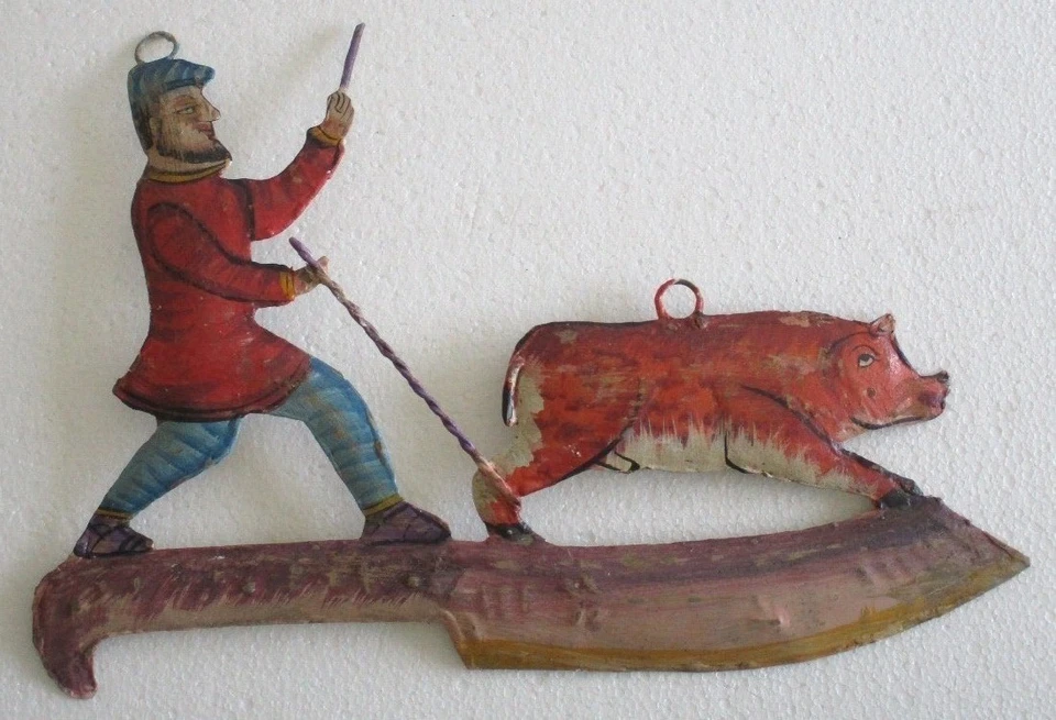 ANTIQUE OLD BUTCHERS IRON TIN TRADE ADVERTISEMENT SIGN PIG ON KNIFE EMBOSSED - Image 2 of 4