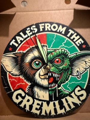 Tales from the gremlins Metall Wanduhr 20 cm x 20 cm 8 Zoll x 8 Zoll
