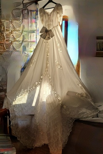 Abito Da Sposa Romantico con lungo strascico ricamato - Atelier Fiori d' Arancio | eBay