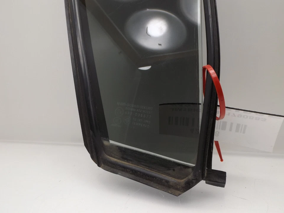 Vidrio de ventilación puerta trasera derecha Mazda 3 2008 BN8V72661A Foto 2 de 4