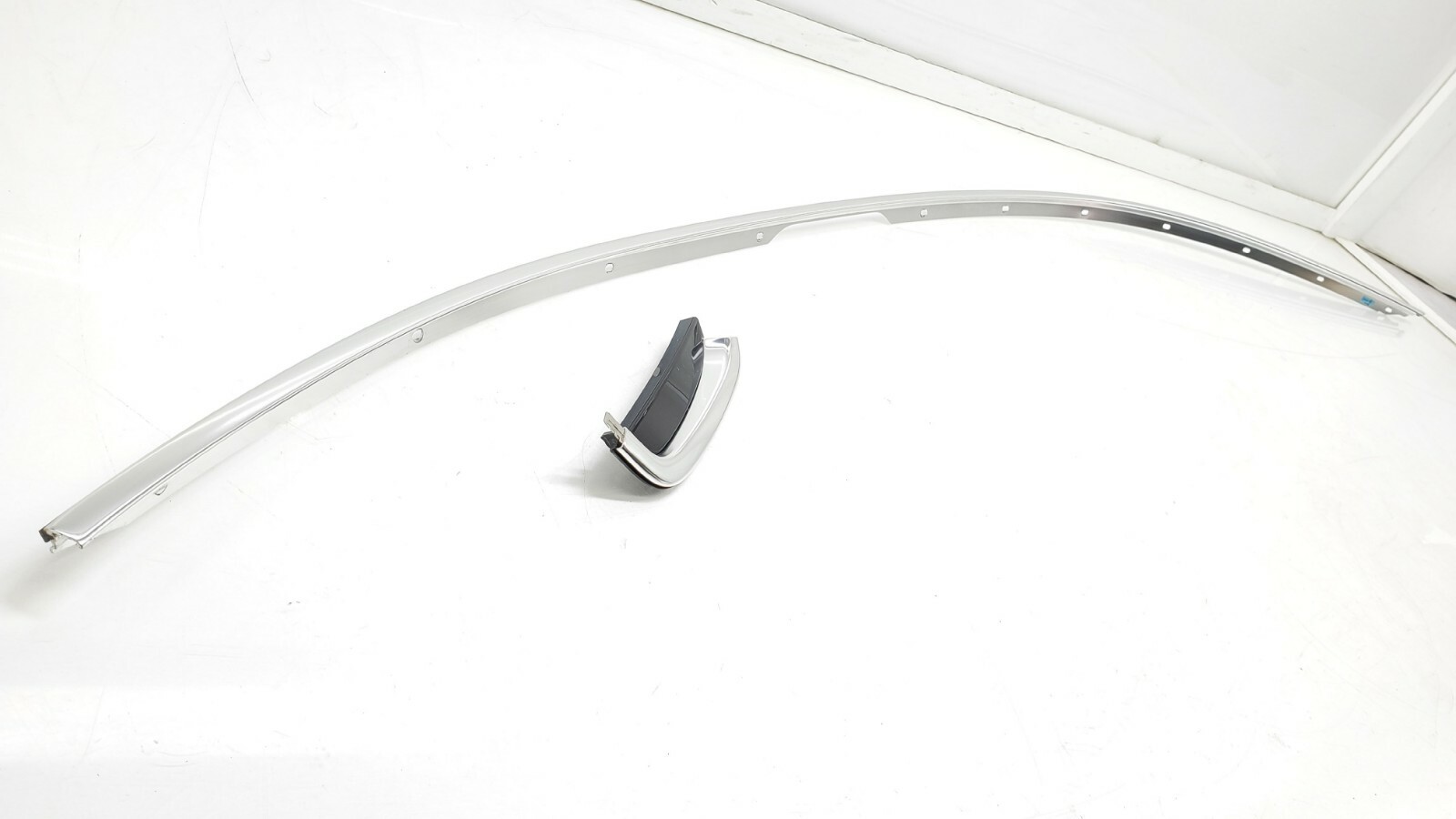 2014-2017 MASERATI GHIBLI RIGHT PASSENGER ROOF WINDOW MOLDING TRIM CHROME OEM.