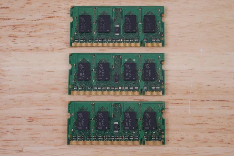 [1 item] Micron 1GB PC2-6400 DDR2-800MHz MT8HTF12864HDY-800E1 - Image 2 of 2