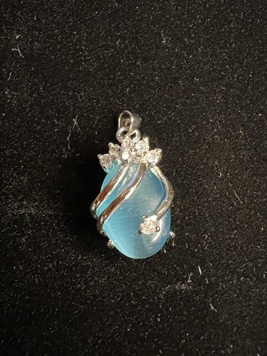 Himmelblauer Jade Kristall Anhänger in Silberton - ideales Geschenk für ein junges Mädchen