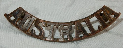 WW1 AUSTRALIA MILITARY SHOULDER TITLE BADGE WORLD WAR I - ROUND LUGS