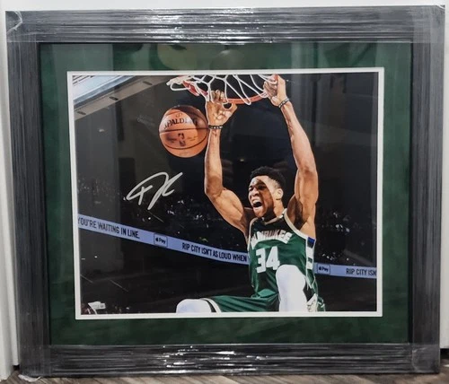GIANNIS ANTETOKOUNMPO Milwaukee Bucks Signed Auto Framed 16x20 Photo FANATICS 🏀