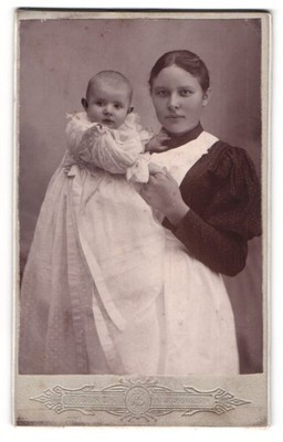 Fotografie F. Zinck, Hildburghausen, junge Mutter mit Schürze hält ihr Kind im  