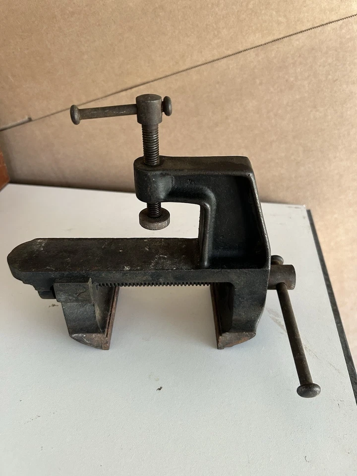 ancien  Petit étau de table ou etabli - Photo 2/4