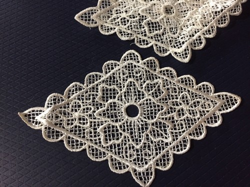 3 Diamond Rhombus Off White Lace Floral Appliqués Motif Patch, musty