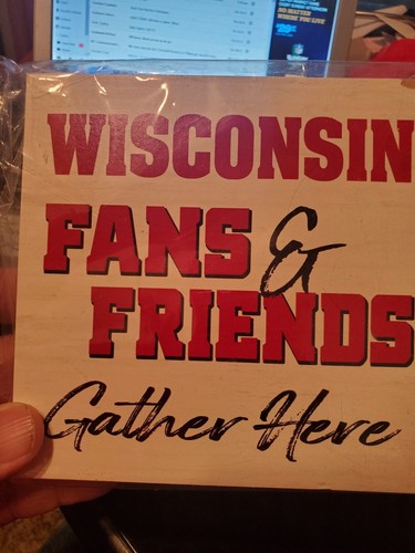 WISCONSIN BADGERS -NCAA Fans And Friends Gather Here by P. Graham Dunn Sign - 第 1/2 張圖片