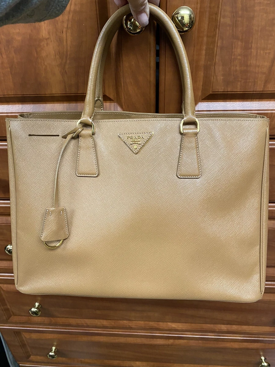 Prada - Authenticated Saffiano Handbag - Leather Camel Plain for Women, Very Good Condition