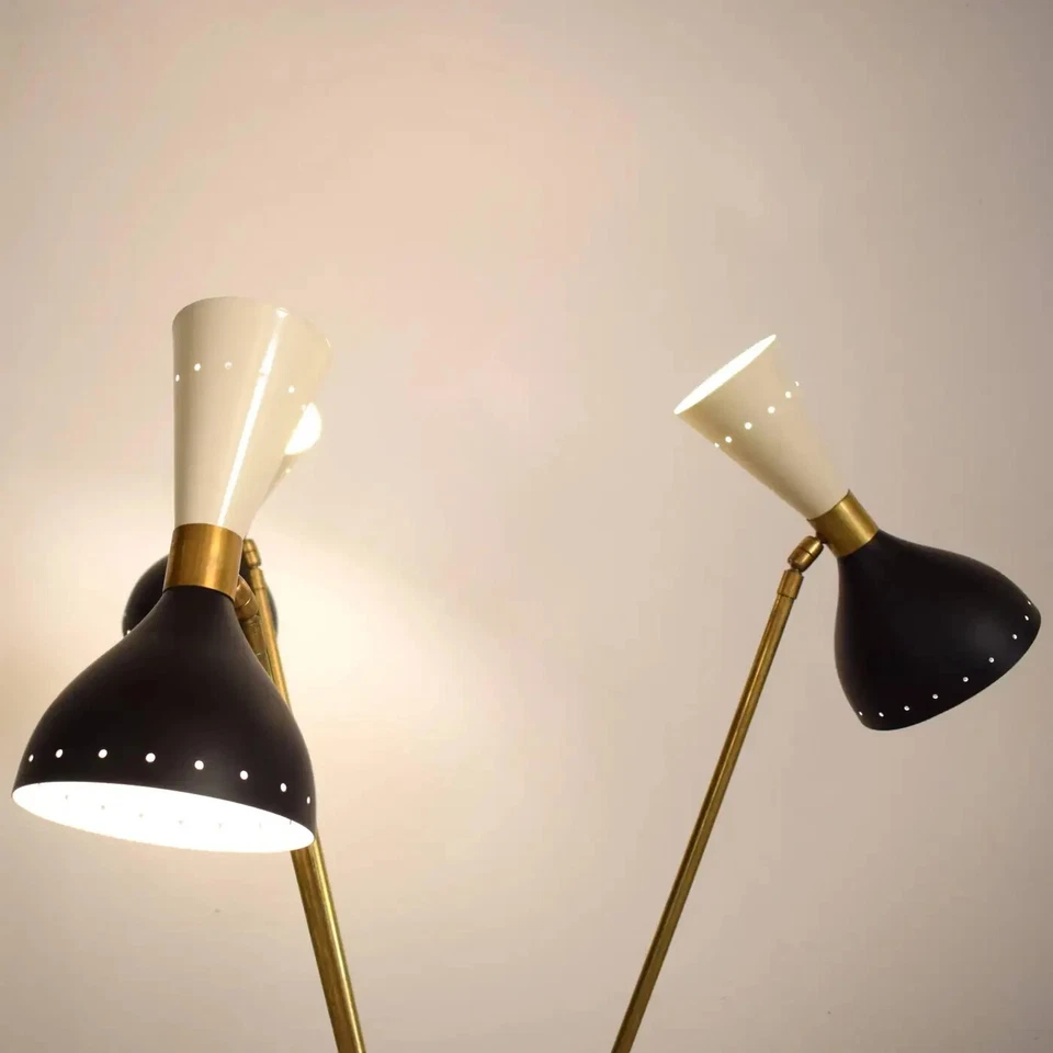 Lámpara de pie trípode estilo mediados de siglo de latón y blanco y negro lacado Stilnovo Foto 3 de 4