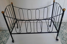 LIT POUPEE ANCIEN EN METAL SUR ROULETTES POUVANT SERVIR A UN ANIMAL CHAT OU AUT