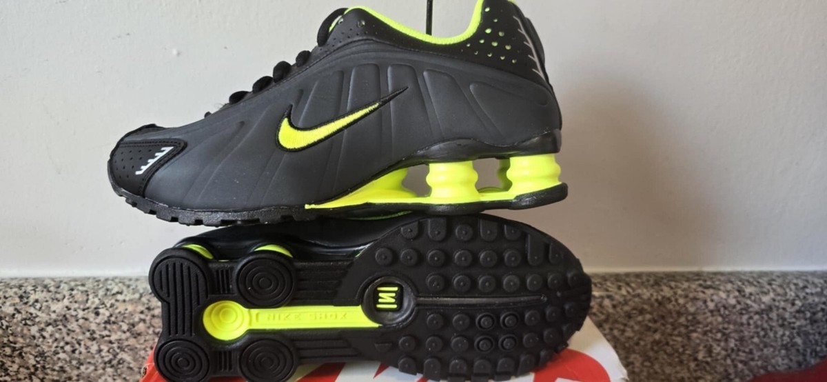Nike Shox R4 GS CW2626 002 Black/ Volt Anthracite Size 5