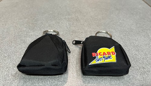 PORTE-CLES KEY KEYCHAIN PORTE-MONNAIE FORME SAC A DOS BOISSON RICARD LIVE MUSIC