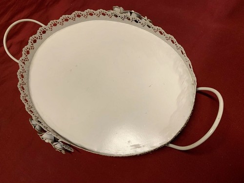 Vassoio In metallo bianco ovale, lavorato con rose decorate applicate