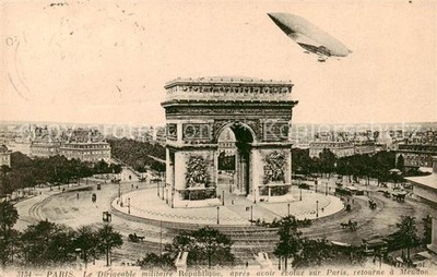 Paris 75 Le Dirigeable militaire Republique apres avoir evolue sur Paris return